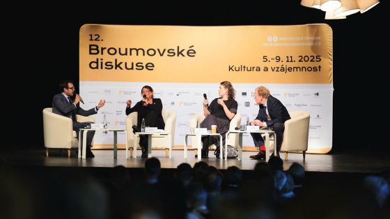 image:Image V panelu Kultura jako hybatel společnosti diskutovali zprava Tomáš Sedláček, Martina Schlegelová a Radka Denemarková. Moderoval Michael Rozsypal.