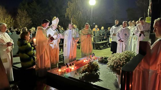 image:Image Po mši svaté setkání zakončila modlitba u hrobu P. Antonína Šuránka.