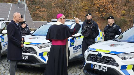 image:Image Biskup Stanislav Přibyl požehnal krupským strážníkům i jejich práci. Každému poděkoval za službu a popřál bezpečné návraty domů.