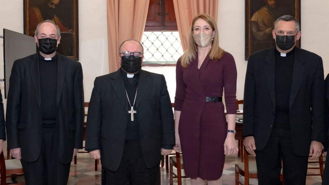 image:Image Nová předsedkyně Evropského parlamentu Roberta Metsolaová s biskupy své rodné Malty při loňském zdvořilostním setkání v maltské Florianě.