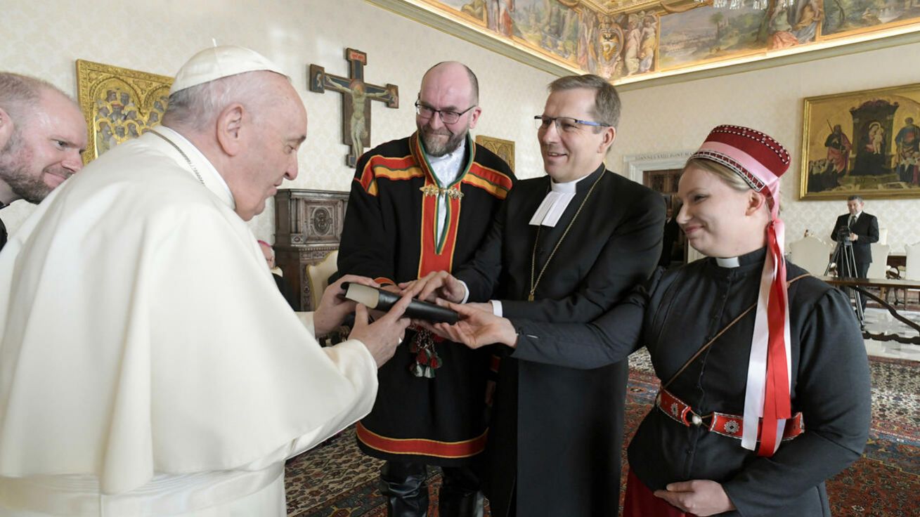 image:Image Pastorka Mari Valjakka a vikář Tuomo Huusko byli první Sámové, kteří se ve svém kněžském úřadě setkali s papežem, jak uvádí Vatican News. Předali mu překlad Bible do severní sámštiny, tedy jazyka, jímž mluví asi třicet tisíc lidí.