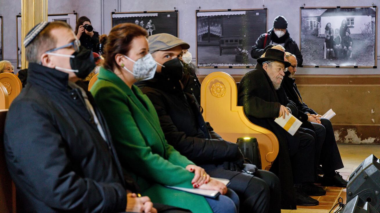 image:Image Biskup Tomáš Holub se při vzpomínkovém setkání v plzeňské Staré synagoze omluvil za protižidovské jednání některých katolíků během druhé světové války.