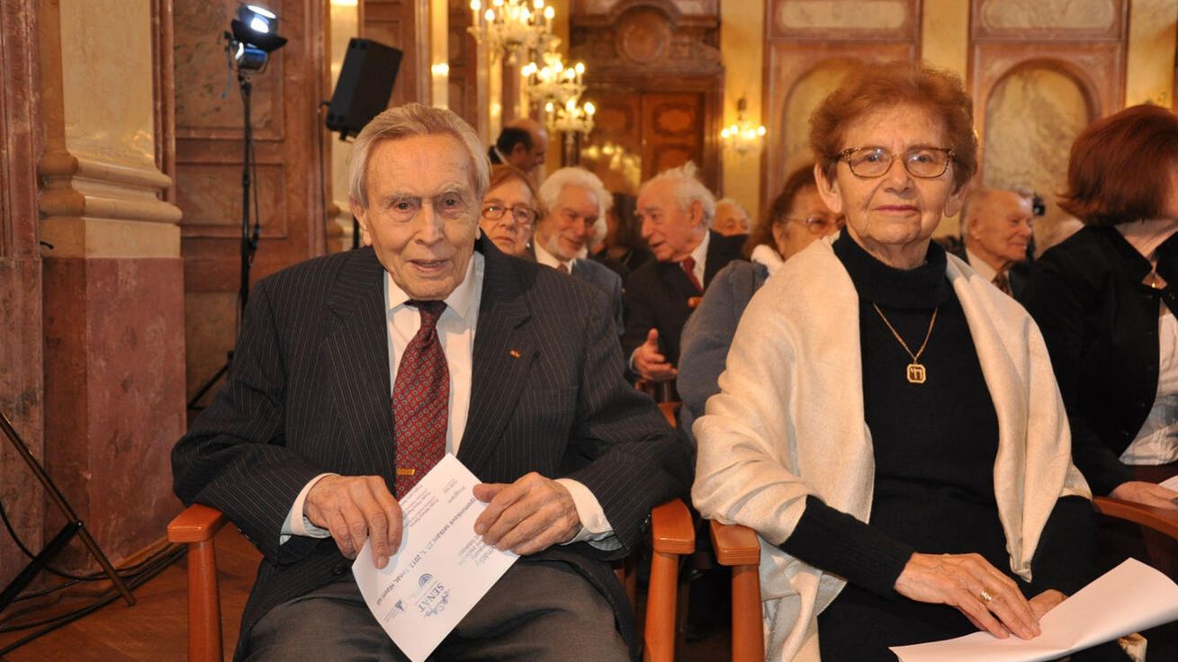 image:Image „Netušili jsme, co vše se dá zakázat, ani jsme nevěděli, co znamená konečné řešení židovské otázky,“ říká Felix Kolmer. Na snímku z roku 2017 je s další přeživší holokaustu Dagmar Lieblovou při setkání v Senátu.