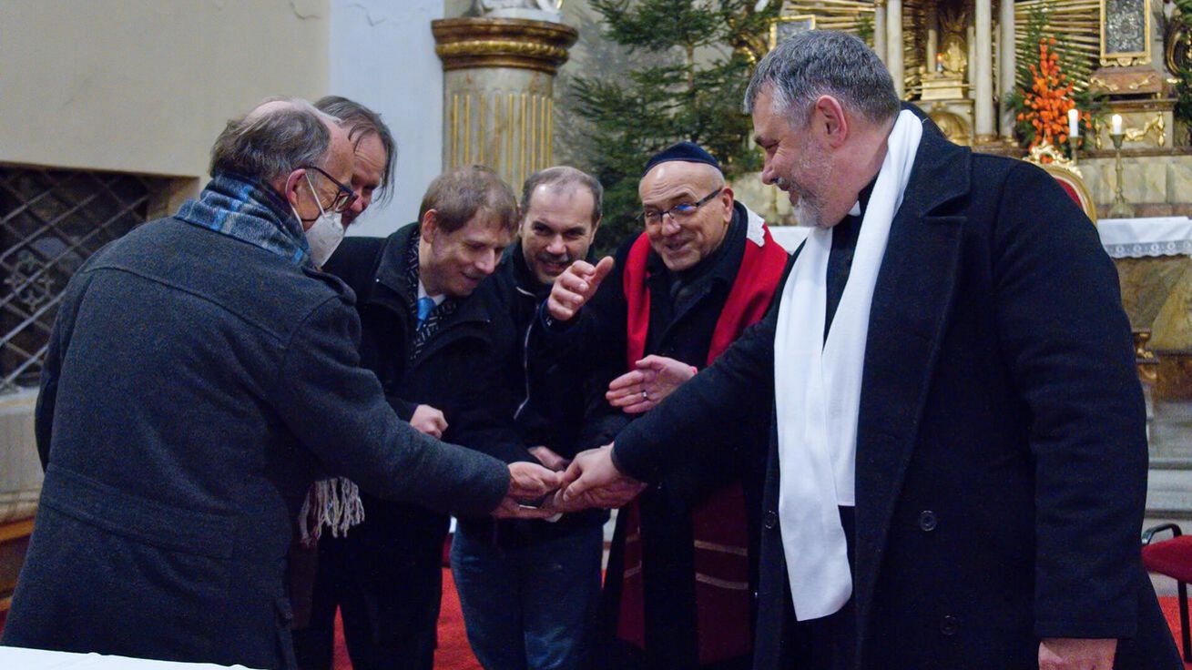 image:Image Ekumenické setkání se minulý týden uskutečnilo také v Dobrušce, kde představitelé církví v závěru bohoslužby spojili symbolicky své ruce.
