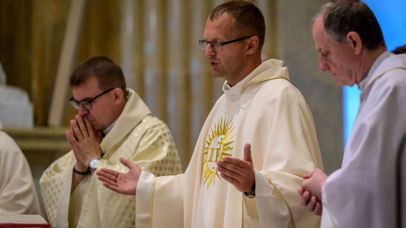 image:Image Jezuita Samuel Prívara (vpravo) přijal kněžské svěcení loni na Velehradě.