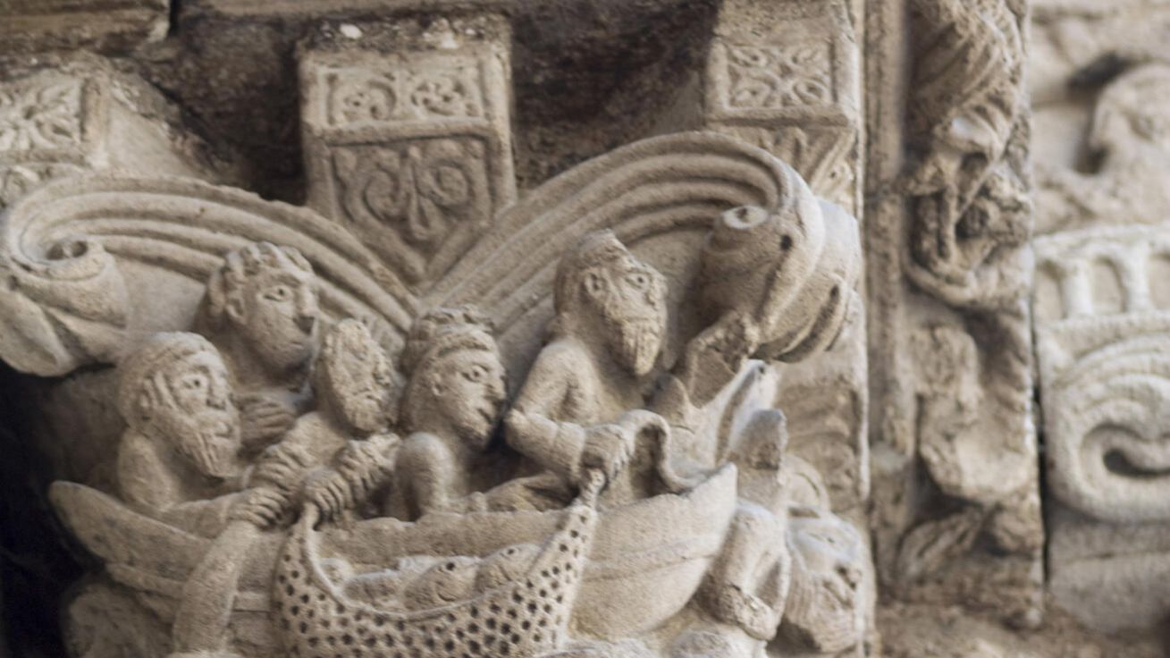 image:Image Románská sloupová hlavice s výjevem zázračného rybolovu – chrám sv. Ondřeje, Bourg Argental, Francie.