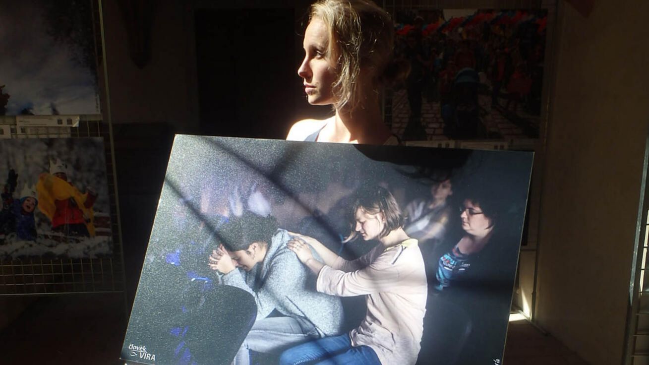 image:Image Anna Houzarová spolupracuje jako fotografka se společenstvím Člověk a Víra.