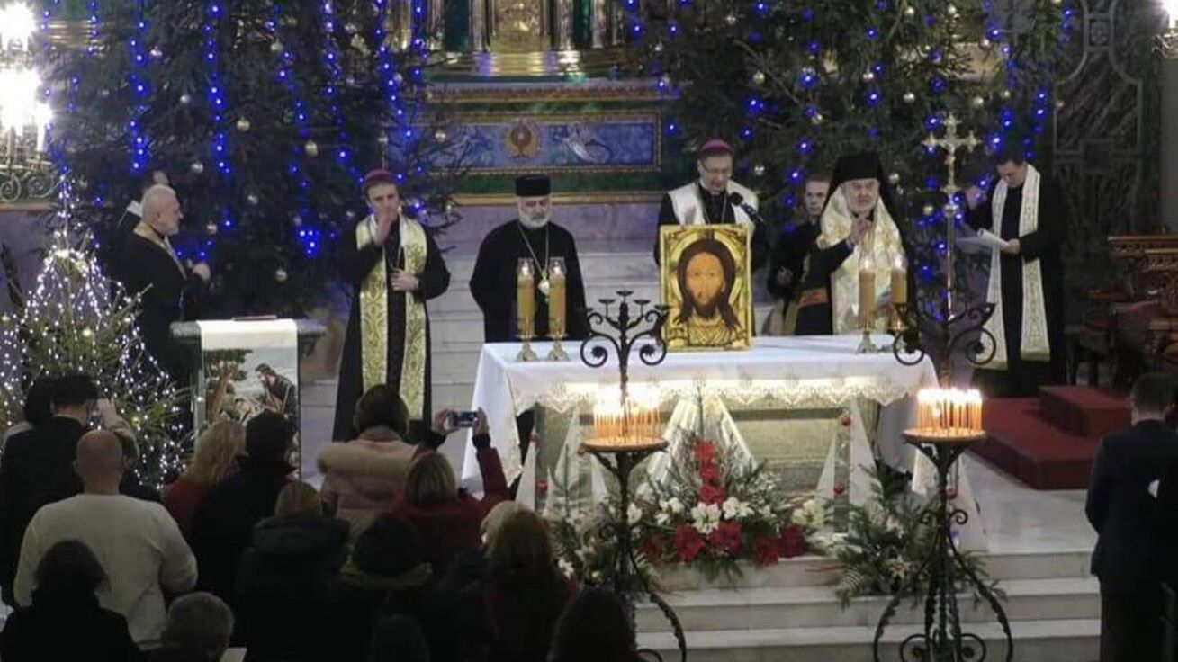 image:Image K modlitbám za mír v Kyjevě se s apoštolským nunciem na Ukrajině Visvaldasem Kulbokasem (na snímku za ikonou) sešli také duchovní dalších církví.