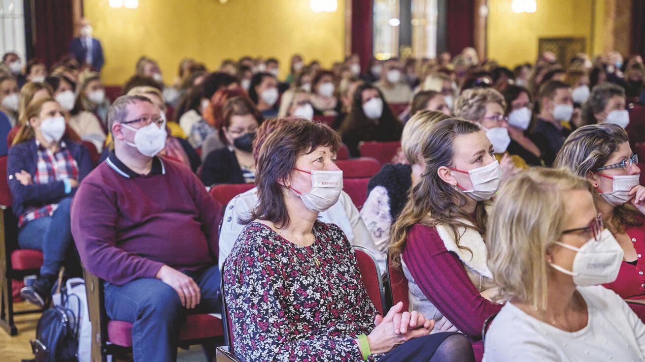 image:Image Více než 250 účastníků zaplnilo divadlo Beránek v Náchodě. Účastníky konference byli zástupci zdravotníků, poskytovatelů sociálních služeb i veřejnosti.