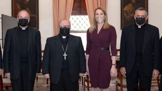 image:Image Nová předsedkyně Evropského parlamentu Roberta Metsolaová s biskupy své rodné Malty při loňském zdvořilostním setkání v maltské Florianě.