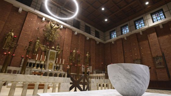 image:Image V interiéru kostela Nejsvětějšího Srdce Páně návštěvníka vítají sochy českých patronů s Kristem uprostřed.
