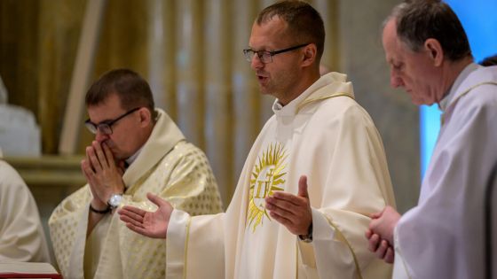 image:Image Jezuita Samuel Prívara (vpravo) přijal kněžské svěcení loni na Velehradě.
