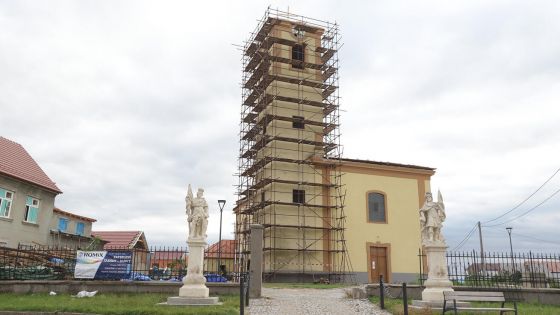 image:Image Ihned po tornádu začaly na kostele opravy.