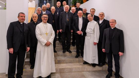 image:Image Biskupové a hosté plenárního zasedání si prohlédli i nový kostel na Barrandově.