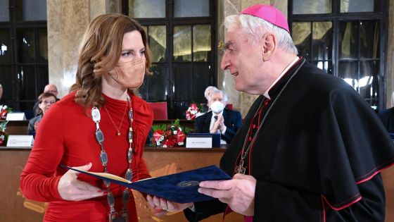 image:Image Čestné občanství města Brna převzal biskup Vojtěch Cikrle z rukou primátorky Markéty Vaňkové.