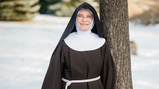 image:Image „Měla jsem pocit, jako když paleontolog vykope brontosaura a ten na něj zamrká: Ono to žije!“ popisuje sestra Benedicta Lišková své první setkání s breviářem v klášteře.