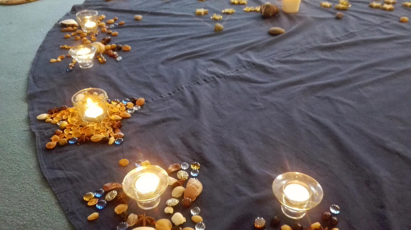 image:Image Modré plátno značí „oblohu“ plnou rozsvícených hvězd.