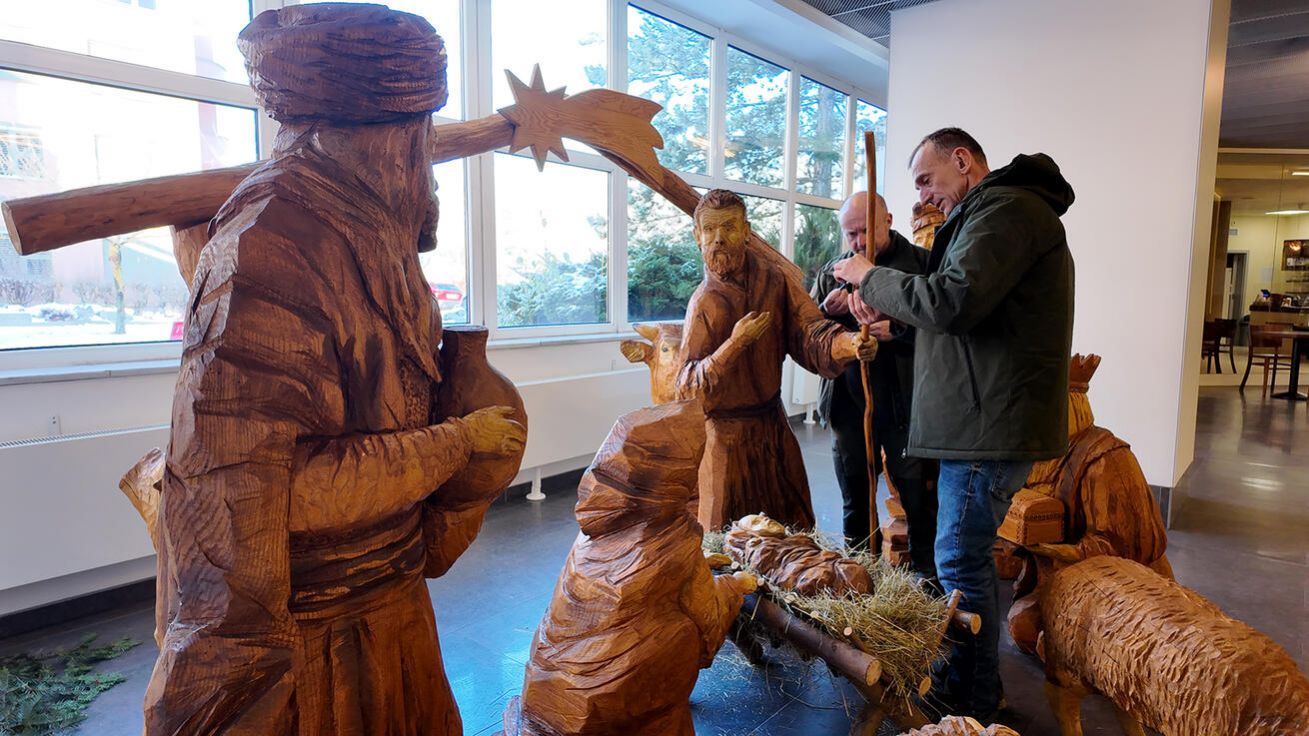 image:Image Betlém do ostravské fakultní nemocnice přivezl jeho autor - řezbář Luděk Vančura.