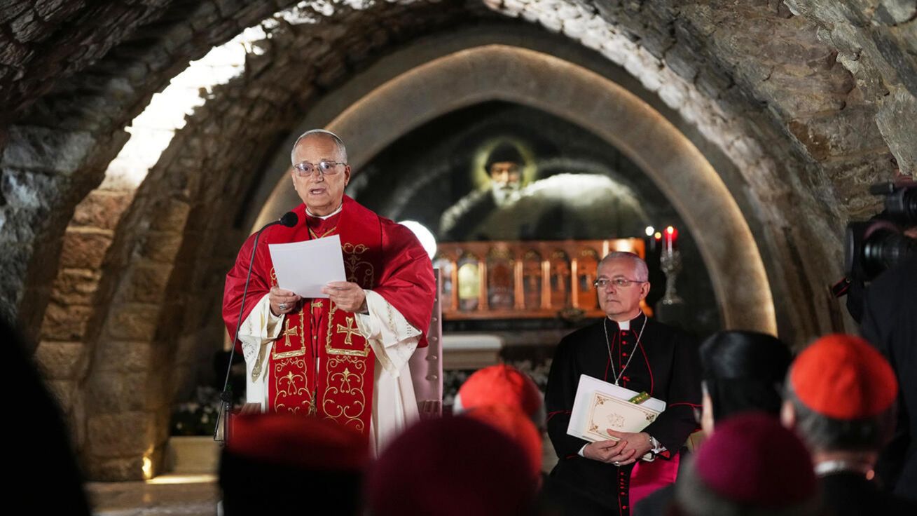 image:Image Lev XIV. se pomodlil u hrobu mystika sv. Šarbela Machlúfa, kterého ucítvají i muslimové.