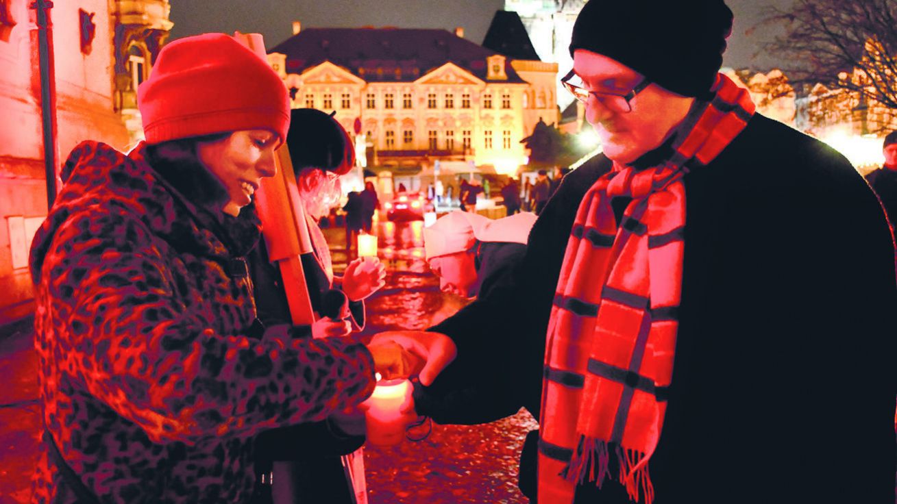 image:Image Biskup Stanislav Přibyl během průvodu přes Staroměstské náměstí v Praze.