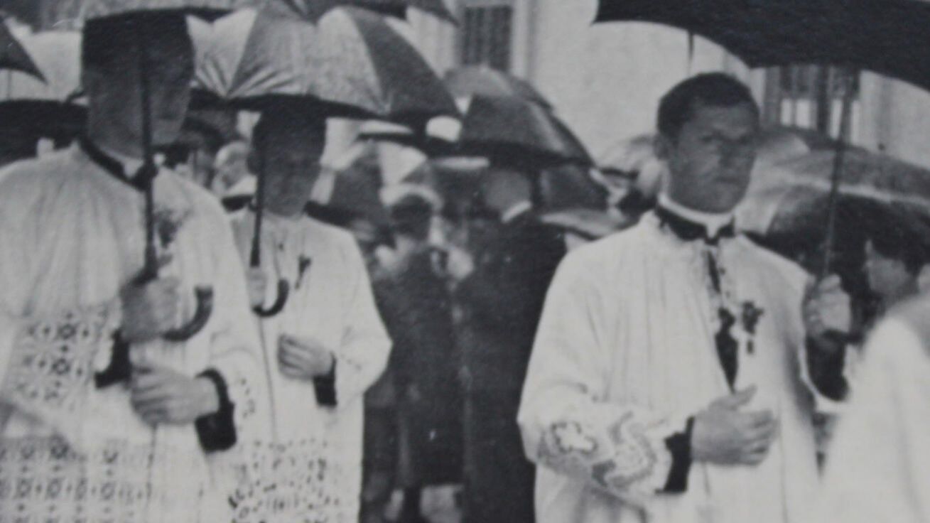 image:Image P. Josef Toufar s deštníkem (vpravo) jako bohoslovec v Hradci Králové v průvodu při slavnosti Božího těla, druhá polovina 30. let.