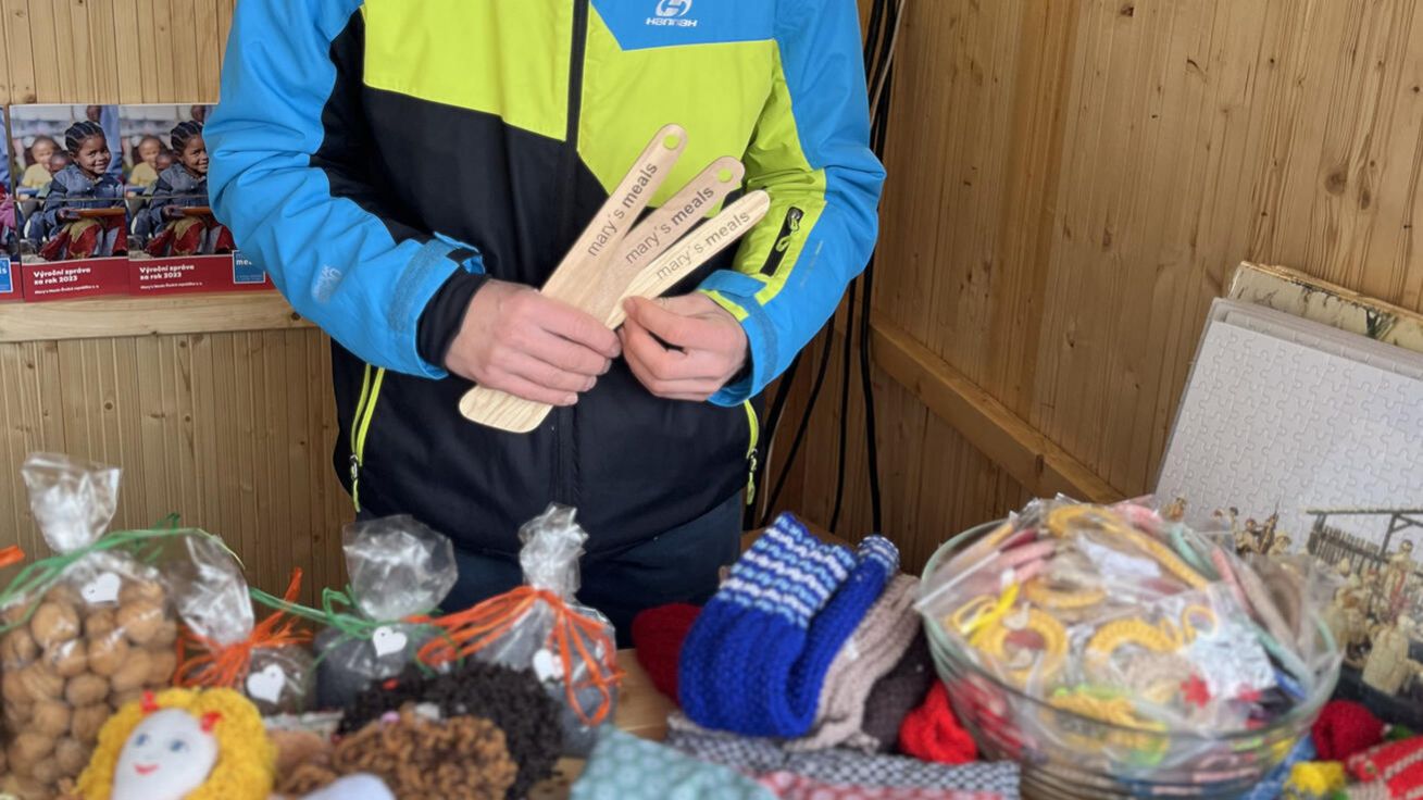 image:Image Jirka vařečky nejen vyrábí, ale občas i sám nabízí.
