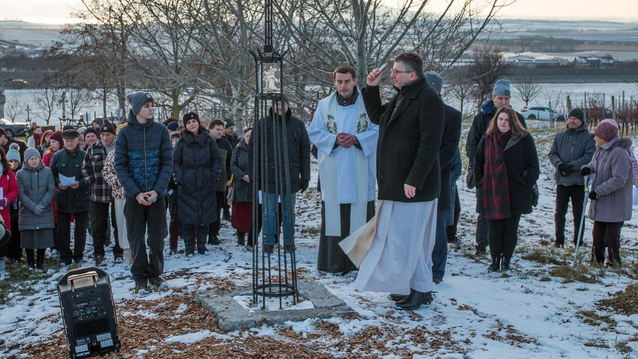 image:Image Křížovou cestu požehnal generální vikář P. Pavel Kafka.