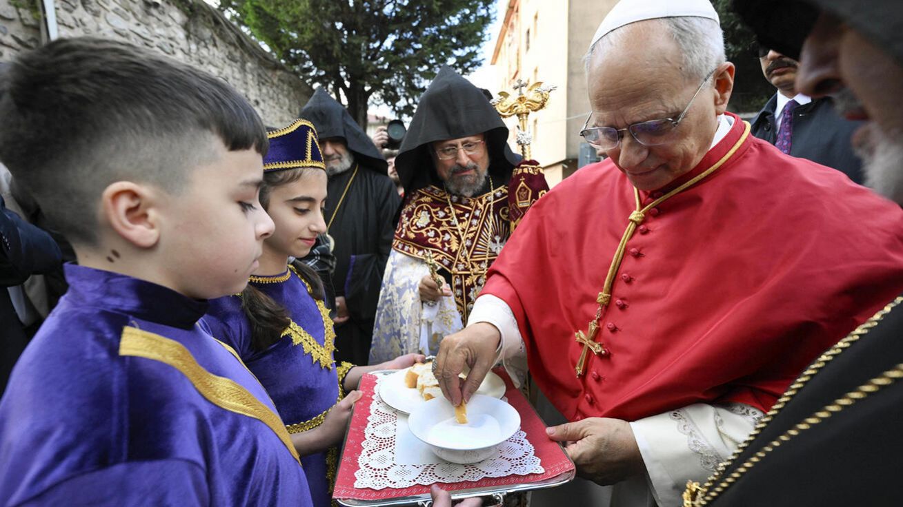 image:Image Papeže před arménskou apoštolskou katedrálou v Istanbulu uvítala tamní komunita.