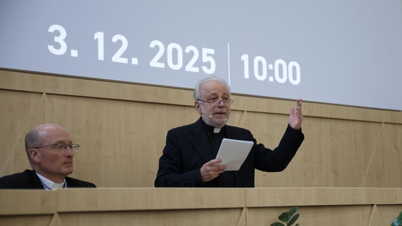 image:Image Přednášku Mons. Piera Cody poslouchal i biskup Prokop Brož.
