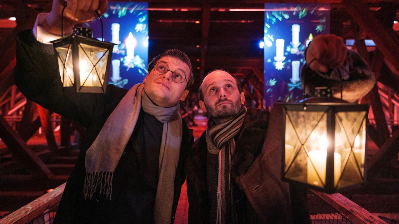 image:Image Novinkou jsou divadelní prohlídky s herci Jaroslavem Tomášem (vlevo) a Michalem Uhlířem.