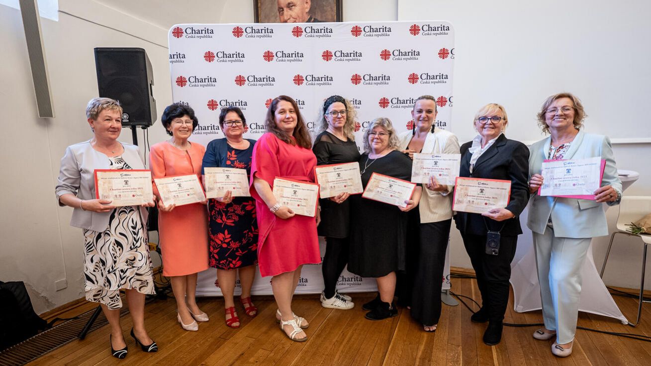 image:Image Devět žen převzalo letos v květnu cenu Charitní sestra roku 2025. Oceněny byly také Marie Bílková (druhá zleva) a Radka Trunečková (čtvrtá zleva).