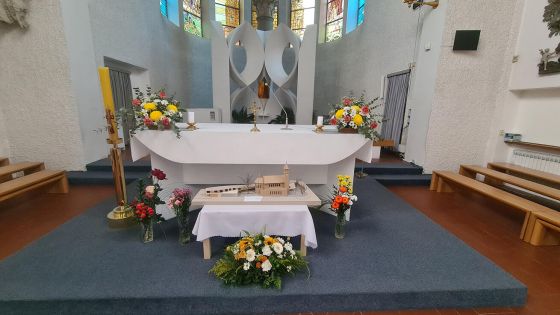 image:Image Model Centra Lhotka s kostelem mají farníci stále na očích a denně se za stavbu přimlouvají. Modlitbu za stavbu najdete na webu www.centrumlhotka.cz.