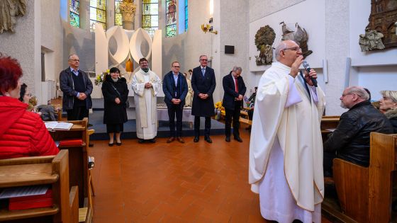image:Image Tým Centra Lhotka byl představen farnosti při posvícenské mši svaté. Celá farnost se společně s P. Stanislawem Górou za ně přimlouvala.