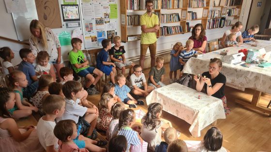 image:Image Pomocí šátků a symbolů se děti seznamují s událostmi Zeleného čtvrtku, Velkého pátku, Bílé soboty a neděle Vzkříšení.