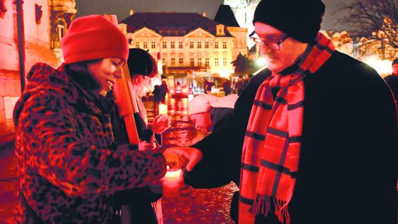 image:Image Biskup Stanislav Přibyl během průvodu přes Staroměstské náměstí v Praze.