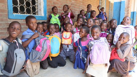 image:Image Děti v Malawi se radují z darovaných batůžků.