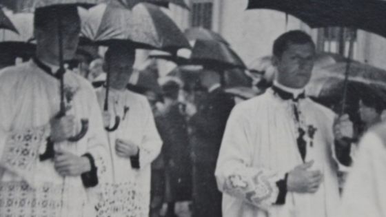 image:Image P. Josef Toufar s deštníkem (vpravo) jako bohoslovec v Hradci Králové v průvodu při slavnosti Božího těla, druhá polovina 30. let.