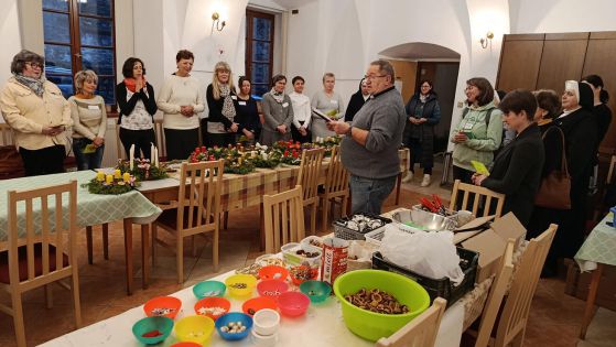 image:Image Účastnice při výrobě adventních věnců během tvořivého odpoledne duchovní obnovy Spolu do adventu.