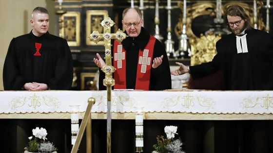 image:Image Ekumenickou modlitbu za pronásledované v litoměřické katedrále sv. Štěpána zahájil generální vikář P. Radek Jurnečka (uprostřed) společně s Martinem Chynoranským, husitským kazatelem sboru v Litoměřicích a Lovosicích (vlevo), a litoměřickým evangelickým farářem Benjaminem Rollem.