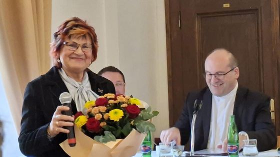 image:Image Marii Marešové skončil pracovní poměr 30. listopadu. Za dlouholetou službu jí poděkoval i generální vikář Mons. Jan Paseka (vpravo).