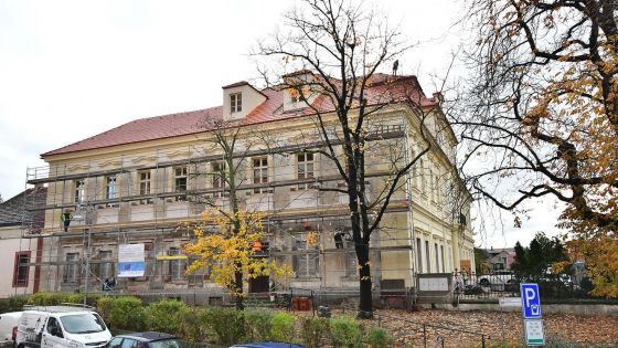 image:Image Výraznou červenou fasádu nahradil žlutý odstín, který dům harmonicky sladil s okolím.