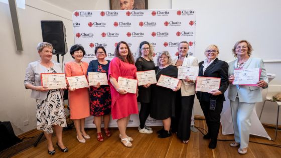 image:Image Devět žen převzalo letos v květnu cenu Charitní sestra roku 2025. Oceněny byly také Marie Bílková (druhá zleva) a Radka Trunečková (čtvrtá zleva).