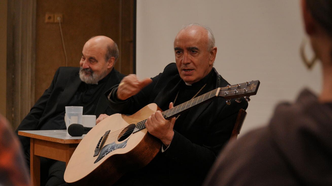 image:Image Stagliano propojuje hudbu s teologií. Na setkání v Družinském sále nad pražským kostelem sv. Ignáce zahrál na kytaru i klavír, např. vlastní verzi textu písně Imagine od Johna Lennona, kterou doplnil o teologický výklad.