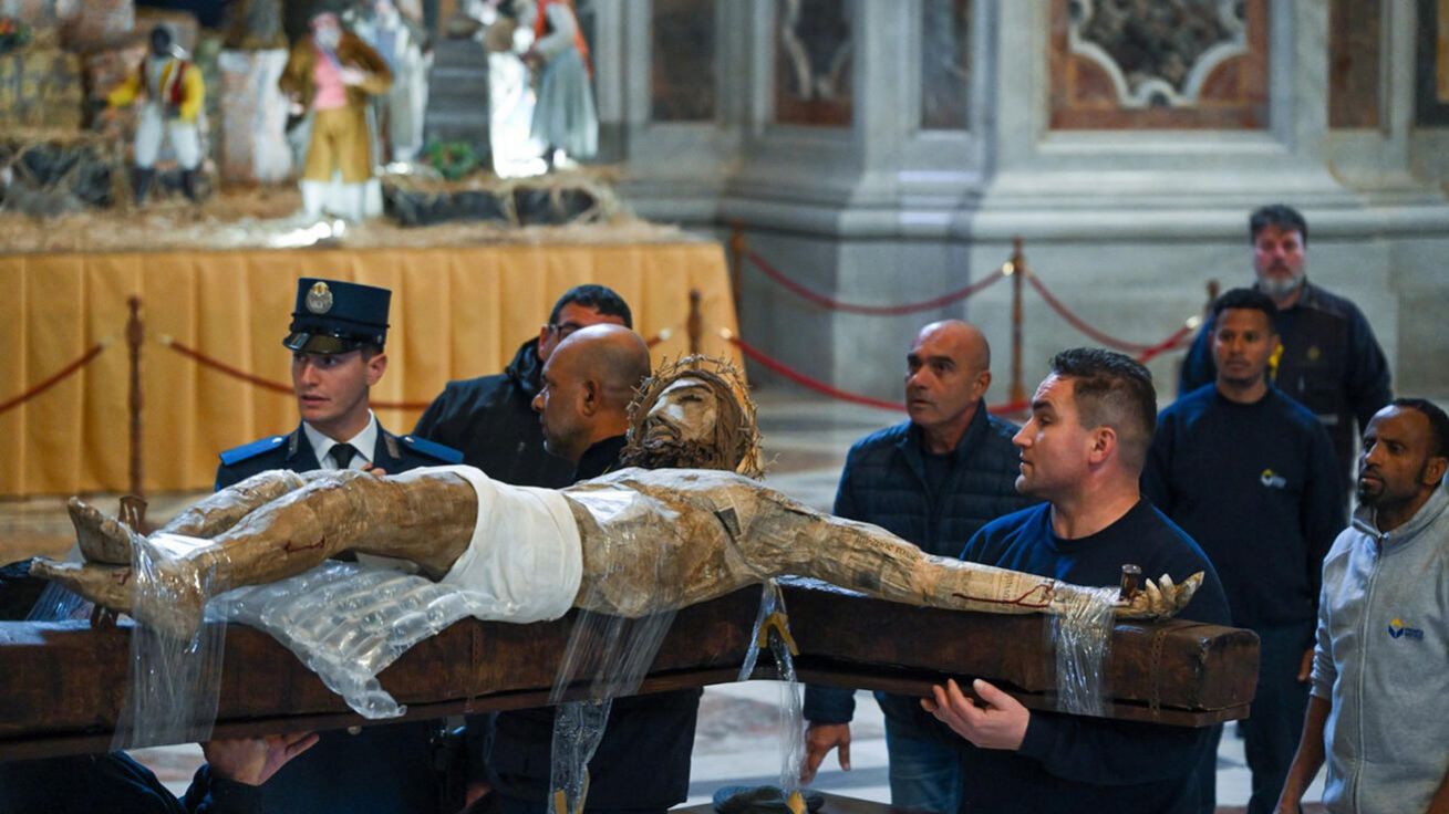 image:Image Vězni před bohoslužbou přinesli do baziliky sv. Petra kříž. „Pán nám stále opakuje, že jen jedno je důležité: Aby nikdo nebyl ztracen a aby všichni byli spaseni,“ zdůraznil papež v promluvě.
