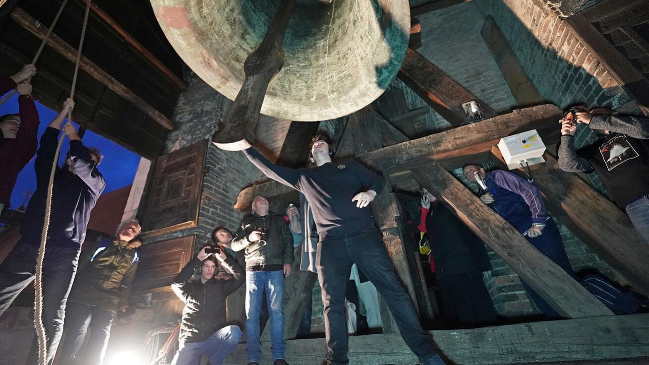 image:Image Matúš Sedlák pod zvonem Tomáš, který zazněl v listopadu po osmdesáti letech.