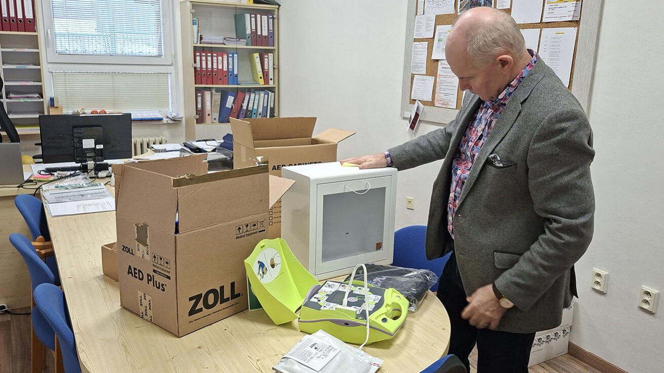 image:Image Dva defibrilátory do dvou charitních služeb.
