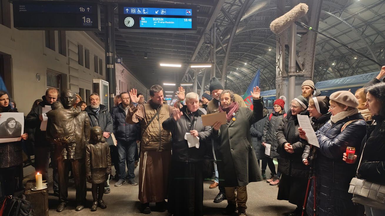 image:Image Áronské požehnání udělili přítomným zleva František Sadílek, Vasyl Slivocký a Mikuláš Vymětal. Sešli se symbolicky u sousoší Nicholase Wintona se zachráněnými dětmi (vlevo).