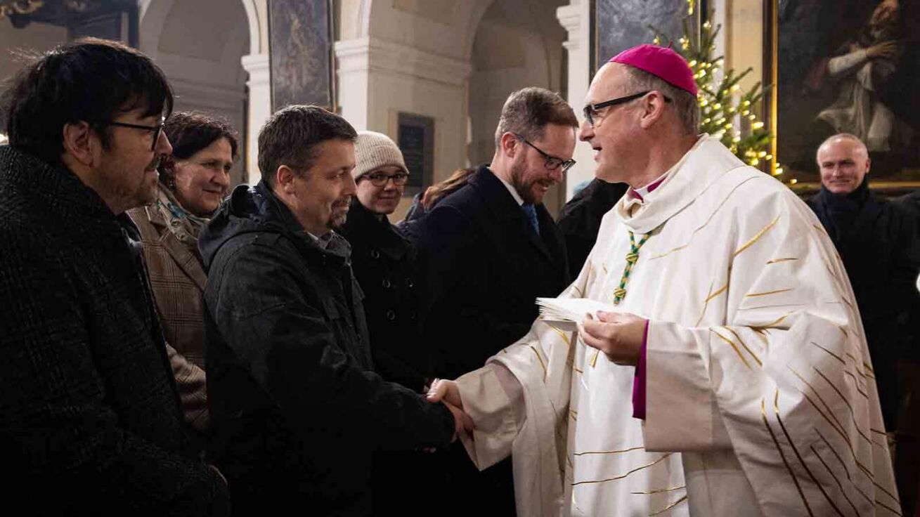 image:Image Během zakončení Jubilejního roku v katedrále sv. Štěpána přijal biskup Stanislav Přibyl mezi kandidáty jáhenské služby šestnáct mužů.