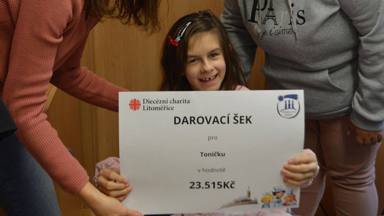 image:Image Ředitelka Diecézní charity Litoměřice Adéla Švecová předává Toničce „Tříkrálový“ šek.