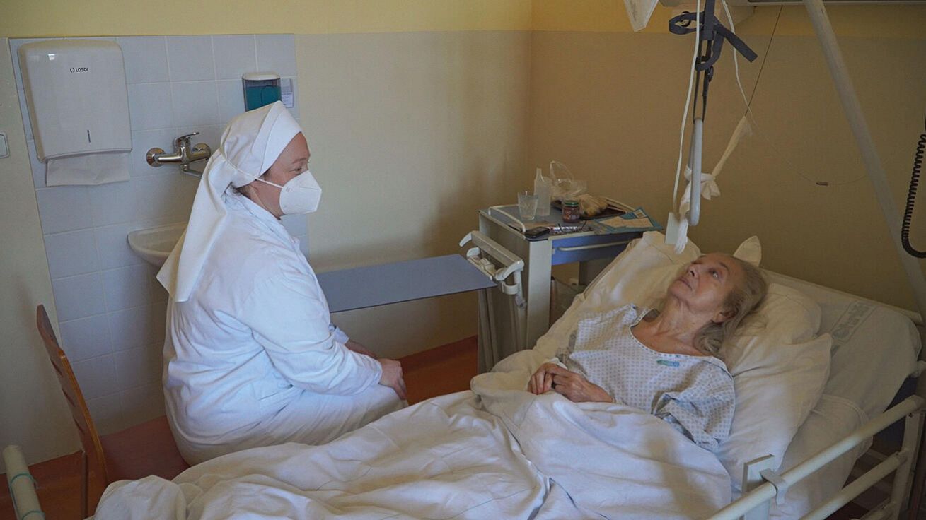 image:Image Sestra Anna Vendula Malichová působí jako kaplanka v Nemocnici Milosrdných sester sv. Karla Boromejského v Praze.